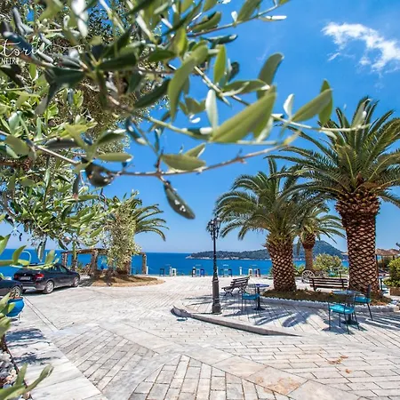 Kinira Beach Hotel 호텔
