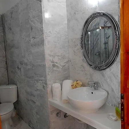 Kinira Beach Hotel 2* קואינירה