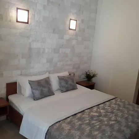 Kinira Beach Hotel 코이니라