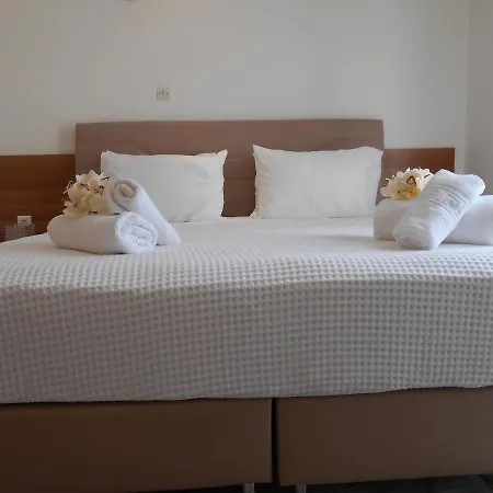 Kinira Beach Hotel 2* 코이니라