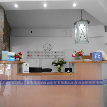 Kinira Beach Hotel מלון 2*